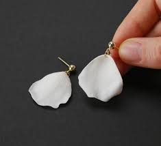 Petals Of Roses Made Of White Porcelain Air Light Earrings Baked At 1270 C Porcelain Porcelainart Porcelain Bijoux En Argile Bijoux Fimo Idees De Bijoux