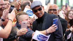 He is a founding member of german band söhne mannheims, and started two record labels, beats around the bush and naidoo records. Xavier Naidoo Singt Bei Dsds Dreharbeiten Fur Seine Frau Promiflash De