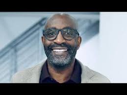 Jameel McClain Representing the Baltimore Ravens with the Salvation Army at  Thanksgiving Giveaway