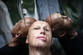 Anigoo 2 jir ah ayuu aabbahay burjiko dab ah igu dhex tuuray'