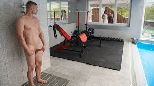 Azgın Yaşlı Kadınlar Sarhoş Olup Sitede Spor Yapan Gence Verdiler - Porno  İzle