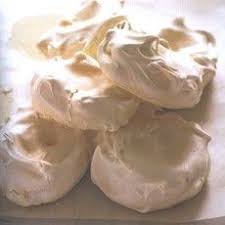 Meringues 2 Ingredients Basic Idea Is To Whisk Egg Whites Add Sugar Cook On A Low Dry Heat Can Be Tricky To Make Find A De Merangue Recipe Meringue Food