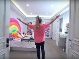 For this quiz, you get to live out your wildest interior designer dreams and design a new colorful home that jojo herself would love. Video 16 Year Old Jojo Siwa S Mansion Tour On Youtube Insider