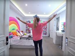 Her mom, jessalynn siwa (success with jess), and jojo moved to california as jojo grew in jojo has been selling out venues across the country as she dances, sings and entertains fans of all. Video 16 Year Old Jojo Siwa S Mansion Tour On Youtube