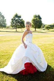 Doch mit der zeit verdrängte das weiße brautkleid das schwarze, nur noch die ärmsten der armen trugen. 730 Brautkleider Farbig Fur Die Ausgefallene Hochzeit Ideen Kleider Farbige Brautkleider Braut