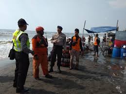 Pantai randusanga yang masuk dalam wisata di brebes ini memiliki pemandangan yang indah ketika sunset tiba. Polair Brebes Bersama Tim Sar Amankan Obyek Wisata Pantai Randusanga Tribrata News Jawa Tengah
