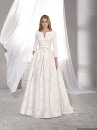 Acconciature per capelli lunghi, acconciature per capelli corti o capelli medi. Abiti Da Sposa Semplici 50 Modelli Eleganti Ed Essenziali Abiti Da Sposa Abiti Da Sposa Lunghi Abiti Da Sposa Semplici