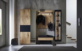 Moderner eingangsbereich hängende garderobe und hutablage, wandmontage. Moderne Garderobe