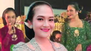 kalau ada elisha, tatin, karo sehono, di jamin gawe gayeng sak dawane lakon