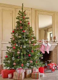 Ils sont acceptés en déchetterie aux côtés des. Noel Comment Bien Decorer Son Sapin Holiday Entertaining Christmas Christmas Hanging Decorations Christmas Interiors