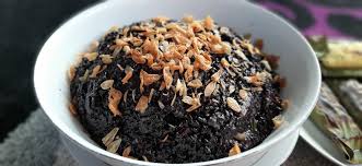 Tahap perkecembahan pada buah kelapa yang akan mulai keluar tunasnya. Sokko Bampa Nasi Ketan Khas Bugis