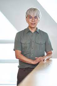 1998년 경상남도의원, 2002년 거창군수로 당선되었고, 제32·33대 경상남도지사, 제18·19·21대 국회의원에 당선되었다.ㅣ Qf3ggialkm 7dm