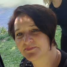 Izlazim iz mora, neka gospodja na ležaljci rješava križaljku i pita muža  “vitičasta zagrada?”, kaže “šta?” —> “VITIČASTA ZAGRADA”, kaže “nemam  pojma”, a ja zamahnem kosicom uvučem trbuh i u prolazu ću “Akolada”