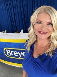 Christine Oldham's Instagram, Twitter & Facebook