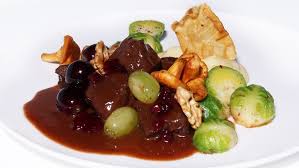Schuhbecks Mein Osterreich I Kaisergulasch Vom Hirsch Mit Selleriepuree Rezepte Schuhbecks Br Fernsehen Fernsehen Br De