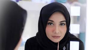 Ketenarannya dalam dunia hiburan memang dapat dibilang cukup terkenal. Pose Seksi Kala Peragakan Baju Muslimah Zaskia Sungkar Dikritik Showbiz Liputan6 Com