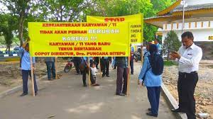 Untuk gaji sipir penjara dengan lulusan sma sederajat, maka masuk golongan ii dengan besaran gaji per bulannya bervariasi dari tertinggi rp 3.820.000 hingga terendahnya rp 2.022.200. Gaji Belum Dibayar Pegawai Pdam Tirta Wampu Demo Ke Dprd Langkat Tribun Medan