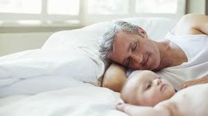 Wann neugeborene ins bett bringen. Baby Daran Gewohnen Von Papa Ins Bett Gebracht Zu Werden 3 Tipps Focus De