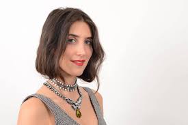And sometimes, they may not really want to make that commitment, but just want to make a change for a little bit. Faux Bob How To 6 Steps To A Fake Short Bob With Long Hair