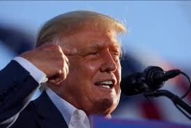 Ông Trump tiết lộ cựu Tổng thống Bush “cha” giấu tài liệu mật trong nhà hàng