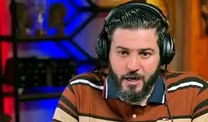 هذا الشخص لا أعرفه شخصيا لكن من وجهة نظري وبحكم متابعته من التلفاز أظن أنه  مظلوم كثيرا في مواقع التواصل الاجتماعي بسبب الحصة الأخيرة له والله اعلم..  انسان إبان مربي وإحب إڨصر