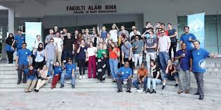 Fakulti ini mempunyai seramai 168 staf termasuk 110 staf akademik dan 58 staf bukan akademik. Utm Isi Institut Sultan Iskandar Utm Isi Institut Sultan Iskandar