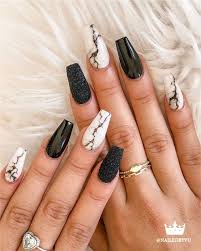 En negro son la sensación, especialmente cuando contrastas colores o texturas. Exciting Coffin Nails Ideas For New Years Nails Unas Negras Decoradas Unas Negras Disenos De Unas Mate