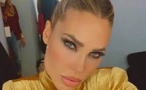 Questa è la pagina ufficiale di ilary blasi. Isola Dei Famosi Ilary Blasi In Vasca Da Bagno Dopo La Diretta Francesco Totti Vede La Foto Fuori Controllo Libero Quotidiano