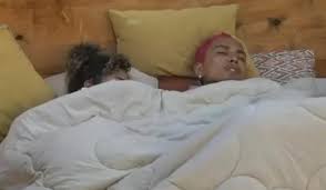 A Fazenda 2021: Dynho Alves e Sthe Matos dividem edredom e movimentação  suspeita chama a atenção dos internautas; confira vídeo