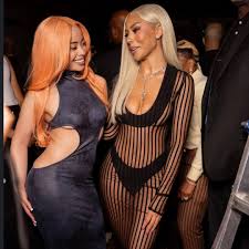 New hair, who dis?💁🏽‍♀️ Mariah the Scientist pops out in platinum blonde at #LaQuanSmith's fashion show during #NYFW. Are we feeling the new look? Drop your thoughts in the comments! #NYFW #MariahTheScientist #