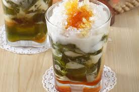 Dalam 100 gram cincau hijau mengandung nutrisi baik seperti 122 kalori, 6 gram protein, 100 miligram kalsium, 1 gram lemak dan beragam vitamin lainnya. Es Cincau Hijau Yang Manis Dan Segar Cocok Untuk Menu Buka Puasa Solly Food