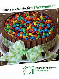 Le Gateau Kit Kat Et M M S Recette En 2020 Gateau Kitkat Gateau Dessert