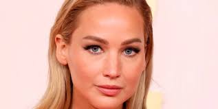 POR FIN ENTREGARÁ EL GUION 🙌 #MattReeves entregará el primer borrador del  guion de la secuela de #TheBatman este mes, así informó #JamesGunn. La  cinta ha tenido múltiples retrasos en su estreno