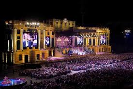 André rieu news from europe ♦ usa ♦ australia ♦ sa ♦ uk ♦ the world. Stageco Realisierte Verfahrbares Schloss Fur Andre Rieu