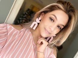 Elizabeth Posada's Instagram, Twitter & Facebook