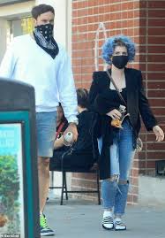 Kelly osbourne news, gossip, photos of kelly osbourne, biography, kelly osbourne boyfriend list kelly osbourne is a member of the following lists: Kelly Osbourne Prasentiert Ihren Neuen Blau Machen Als Sie Die Schritte Aus Die In La Aktuelle Boulevard Nachrichten Und Fotogalerien Zu Stars Sternchen