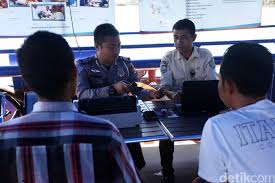 © disediakan oleh kompas.com sejumlah warga melakukan pengurusan pajak kendaraan bermotor di kantor samsat solo. Eksistensi Samsat Apung Di Tengah Lautan Halmahera Selatan