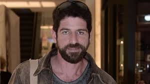 Survivor'da parkurda sakatlanan cemal hünal sağlık sorunları nedeniyle doktor metin kuş'un raporuyla yarışmadan ayrılmak zorunda kaldı. Cemal Hunal Kimdir Kac Yasinda Iste Cemal Hunal Film Ve Dizileri Magazin Haberleri Milliyet