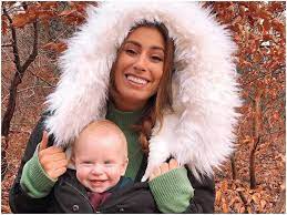 According to celebsmoney.com, using estimates from net worth stats, at the age of 31, stacey solomon net worth is $900 thousand. Stacey Solomon Height Age Boyfriend Biography Wiki Net Worth Tg Time