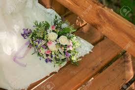 We did not find results for: Brautstrauss Mit Rosa Und Weissen Farben Blumen In Einer Rustikalen Art Hochzeitsblumenstrauss Auf Dem Kleid Lizenzfreie Fotos Bilder Und Stock Fotografie Image 46975297