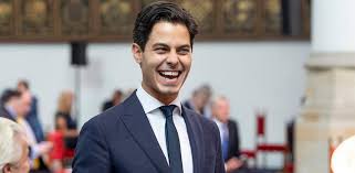 Search, discover and share your favorite rob jetten gifs. Feestende Rob Jetten Doet Denken Aan Deze Friends Scene