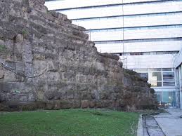 Um den bau vor senkungen zu schützen, läßt man die grundmauern bis auf den guten baugrund (s. Porta Viminalis Mapio Net
