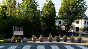 The terrestrial boundary (including boundaries in the great lakes, atlantic and pacific coasts) is 8,891 kilometers (5,525 mi) long.the land border has two sections: Where U S Canadian Border Is Marked By Petunias Not A Wall The New York Times