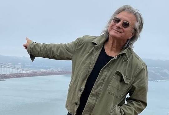 Former JOURNEY Singer STEVE PERRY Releases His First-Ever Holiday Original,  'Maybe This Year' - BLABBERMOUTH.NET