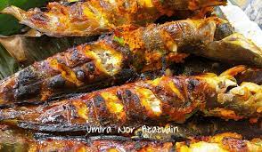 Meskipun terlihat ribet, tetapi sebenarnya bisa disiapkan dalam waktu singkat, kok. Resepi Ikan Keli Bakar Air Asam