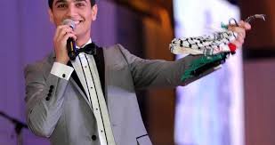 وقال والدها نبيل الكرد، إن قوات الاحتلال اقتحمت منزله بطريقة استفزازية، قبل اعتقال ابنته منى، وتسليم أخيها التوأم محمد بلاغا لمراجعة مخابراتها، كونه لم يكن موجودا. Ù…Ø­Ù…Ø¯ Ø¹Ø³ Ø§Ù ÙŠÙˆØ¬ Ù‡ Ø±Ø³Ø§Ù„Ø© Ø¥Ù„Ù‰ Ø§Ù„Ù†Ø§Ø´Ø·Ø© Ù…Ù†Ù‰ Ø§Ù„ÙƒØ±Ø¯ ÙˆØ´Ù‚ÙŠÙ‚Ù‡Ø§ Ù…Ø­Ù…Ø¯ Ø¨Ø¹Ø¯ Ø§Ø¹ØªÙ‚Ø§Ù„Ù‡Ù…Ø§ ÙÙŠ Ø­ÙŠ Ø§Ù„Ø´ÙŠØ® Ø¬Ø±Ø§Ø­ Ù†Ø¨Ø£ ÙˆÙƒØ§Ù„Ø© Ø§Ù„ØµØ­Ø§ÙØ© Ø§Ù„ÙˆØ·Ù†ÙŠØ©