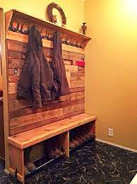 Hooks to keep your bags, hats, coats, keys, dog leashes handy and tidy. Pallet Wall Boot Bench Horse Shoe Coat Rack Diy Pallet Furniture Pallet Furniture Home Decor