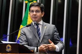 Randolph frederich rodrigues alves (garanhuns, november 6, 1972) commonly known as randolfe rodrigues is a brazilian journalist and politician. Apenas Cinco Senadores Assinam Requerimento De Randolfe Rodrigues Para Criar Cpi Da Covid 19 Nenhum Do Maranhao Maranhao Hoje