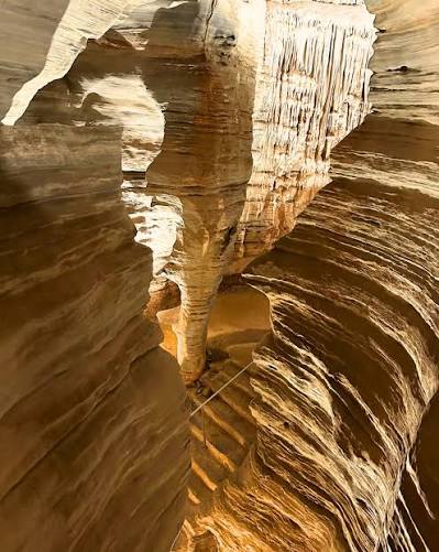 Parque Estadual do Sumidouro | 🌌 “Você não precisa ir longe para viver algo extraordinário.” Na Gruta da Lapinha, a luz transforma a caverna em uma galeria natural. 👉... | Instagram