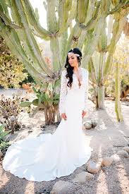 Entdecke rezepte, einrichtungsideen, stilinterpretationen und andere ideen zum ausprobieren. Southwestern Desert Wedding Long Sleeve Wedding Dress Lace Wedding Dresses Wedding Dresses Lace